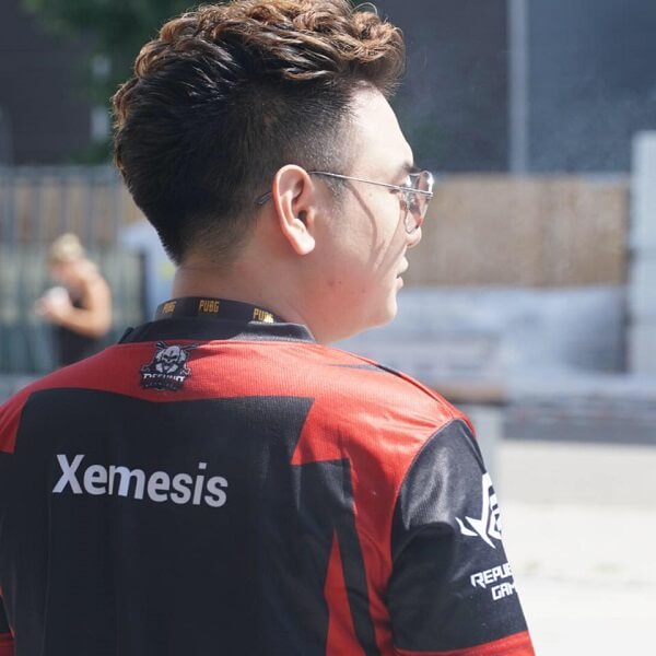 Xemesis mặc áo team Refurn trong lần đi thi đấu ở nước ngoài