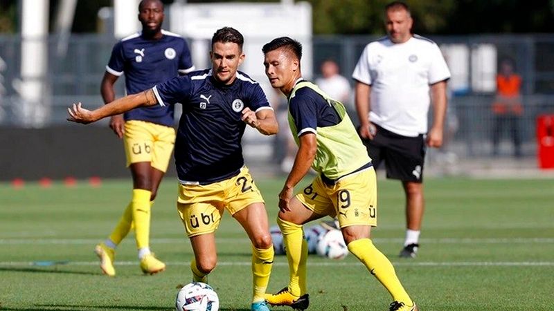 Quang Hải thi đấu cho đội bóng nước Pháp Pau FC