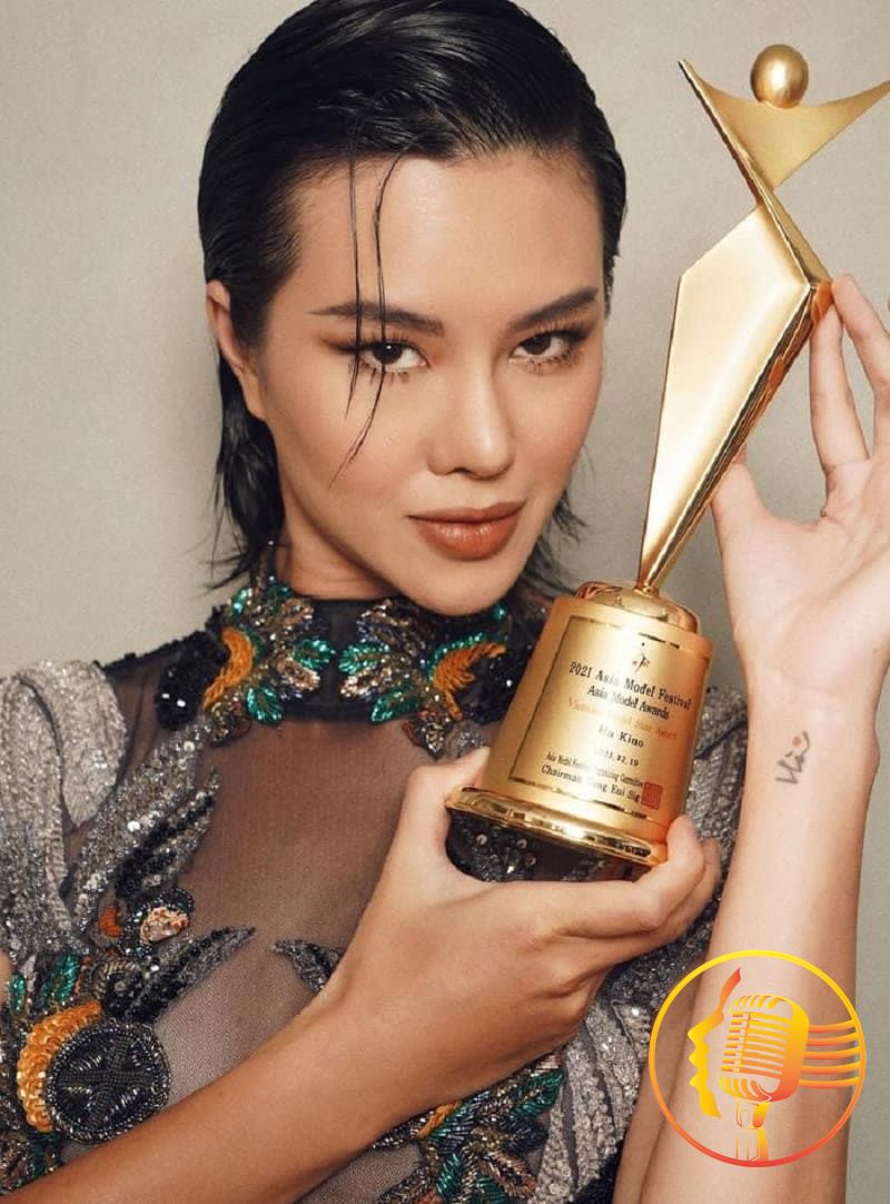 Cô nàng nhận thưởng tại Việt Nam Model Star Awards
