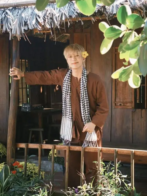 thai-le-minh-hieu-thu-vien-hinh-anh-1 Thái Lê Minh Hiếu chụp ngoại cảnh trước nhà gỗ, mặc áo nâu và khăn rằn