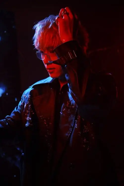 thai-le-minh-hieu-thu-vien-hinh-anh-2 Thái Lê Minh Hiếu dưới ánh đèn đỏ xanh, đeo kính và tạo dáng phong cách sân khấu