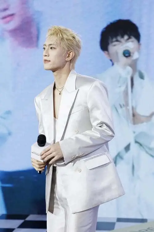 thai-le-minh-hieu-thu-vien-hinh-anh-3 Thái Lê Minh Hiếu mặc suit trắng cầm micro trên sân khấu, khoảnh khắc trình diễn