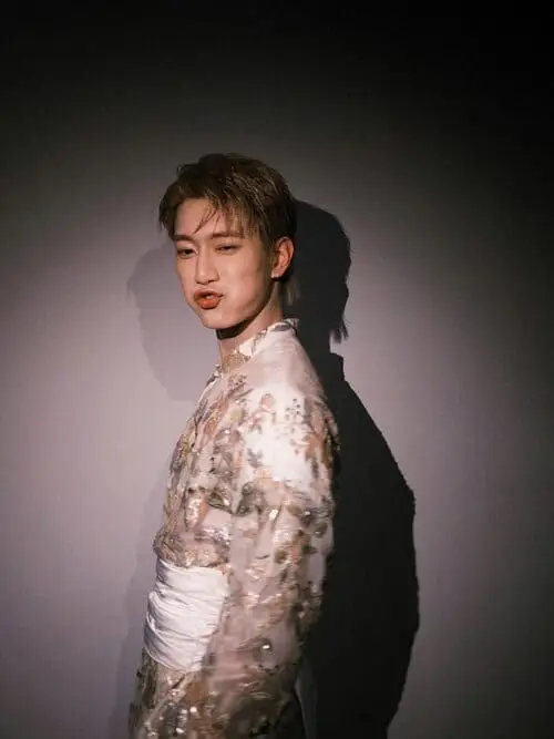 thai-le-minh-hieu-thu-vien-hinh-anh-4 Thái Lê Minh Hiếu diện trang phục họa tiết ánh kim, pose nghiêng trong studio nền xám