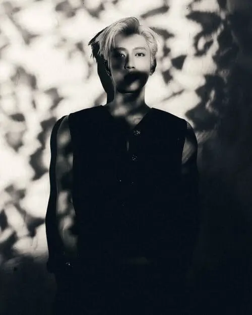 thai-le-minh-hieu-thu-vien-hinh-anh-6 Chân dung đen trắng Thái Lê Minh Hiếu, mặc áo sát nách với hiệu ứng ánh sáng loang