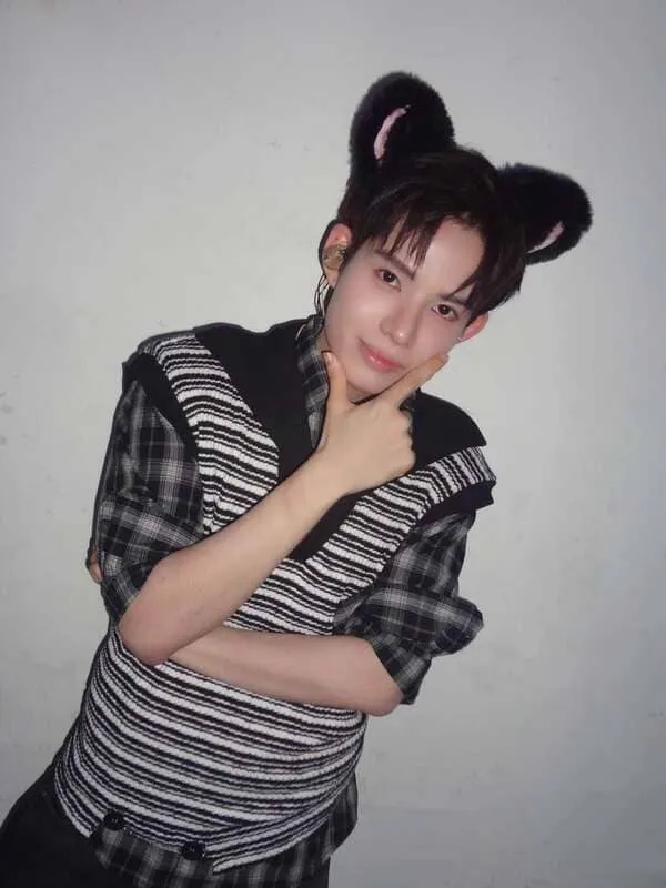 anh-dillan-cute-3 Ảnh Dillan selfie đội tai mèo với áo kẻ sọc đen trắng