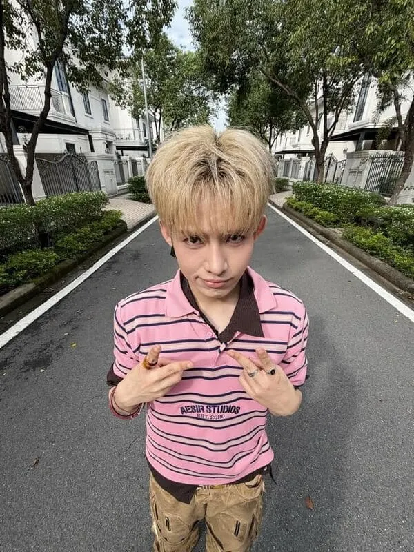 anh-dillan-cute-4 Ảnh Dillan selfie ngoài phố trong chiếc áo polo hồng kẻ sọc