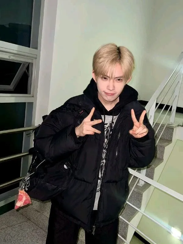 anh-dillan-cute-5 Ảnh Dillan cute tạo dáng peace với áo phao đen ở cầu thang