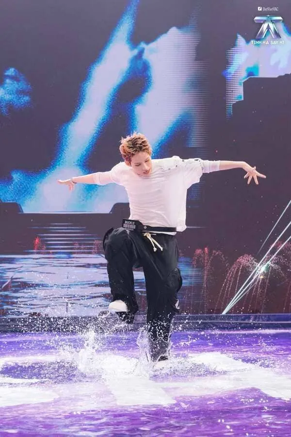 anh-dillan-dance-2 Ảnh Dillan ngầu dang tay giữa làn nước bắn tung trên sân khấu