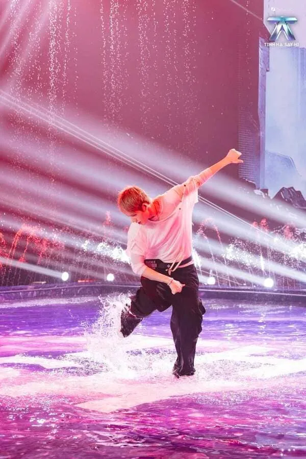 anh-dillan-dance-5 Ảnh Dillan vươn tay dứt khoát dưới ánh đèn hồng sân khấu nước