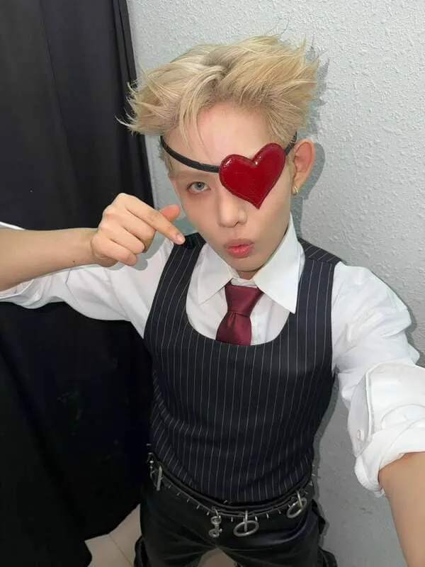 anh-dillan-selfie-1 Ảnh Dillan selfie đeo miếng che mắt hình trái tim đỏ đáng yêu