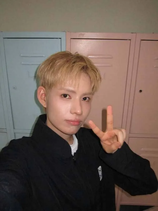 anh-dillan-selfie-2 Ảnh Dillan selfie tạo dáng peace trước dãy tủ locker pastel