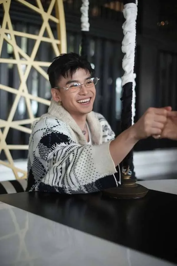 anh-the-thien-cuoi-2 Ảnh Thể Thiên cười tươi đeo kính gọng trong, khoác áo len họa tiết đen trắng