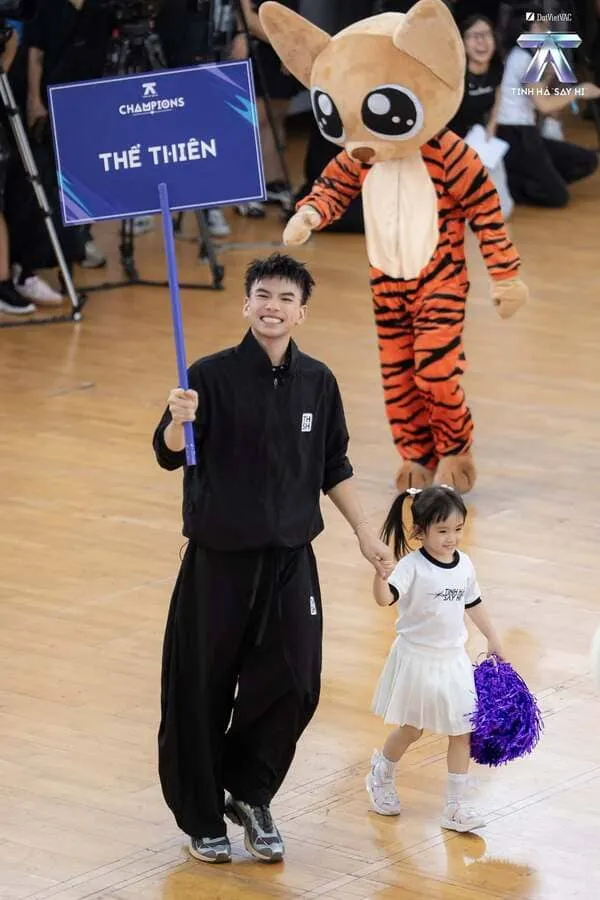 anh-the-thien-cuoi-3 Thể Thiên cầm bảng tên, dắt tay bé gái tại sự kiện Tinh Hà Say Hi