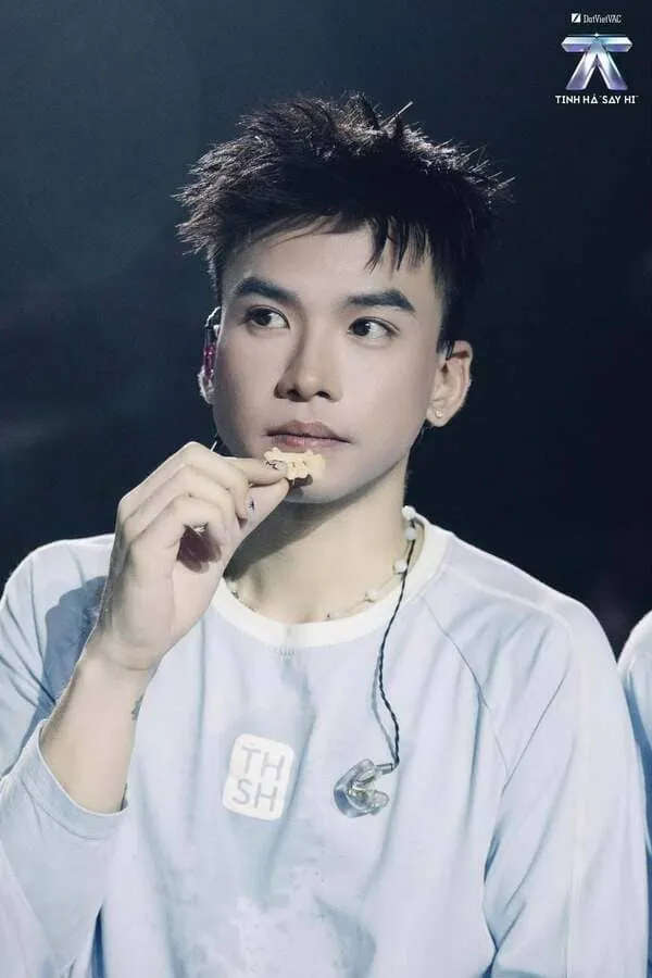 anh-the-thien-cute-1 Ảnh Thể Thiên cute nhấm nháp bánh quy, áo trắng và tai nghe in ear