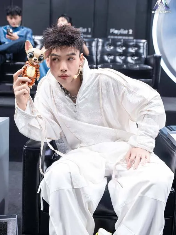 anh-the-thien-cute-2 Ảnh Thể Thiên cute khoe mô hình chú chó nhỏ trong hậu trường Tinh Hà Say Hi