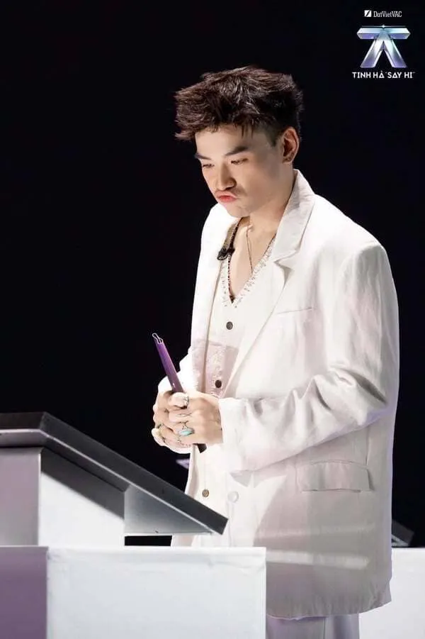 anh-the-thien-cute-3 Thể Thiên mím môi đáng yêu, diện vest trắng đứng trước bục sân khấu