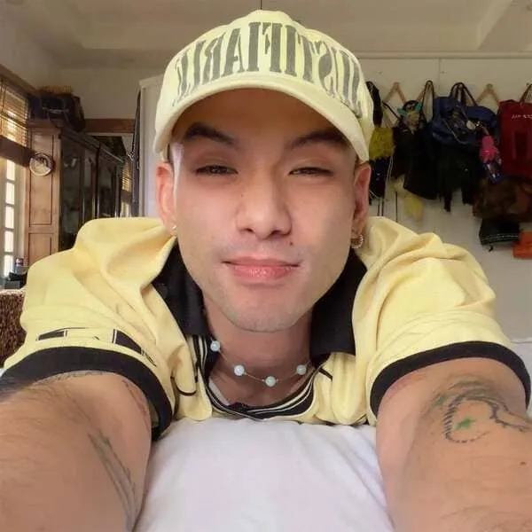 anh-the-thien-cute-5 Ảnh Thể Thiên selfie tại nhà, đội nón lưỡi trai vàng nhạt