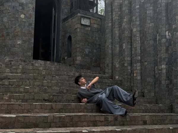 anh-the-thien-hinh-nen-ngang-2 Thể Thiên ngả lưng trên bậc thang đá rêu phong, quần ống rộng xám