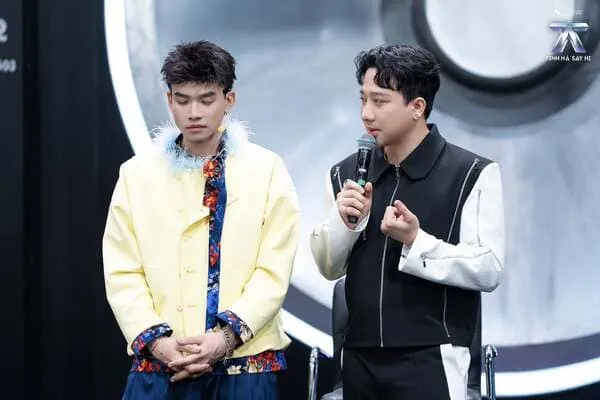 anh-the-thien-khoc-2 Ảnh Thể Thiên khóc lặng người bên MC Trấn Thành trên sân khấu công bố kết quả