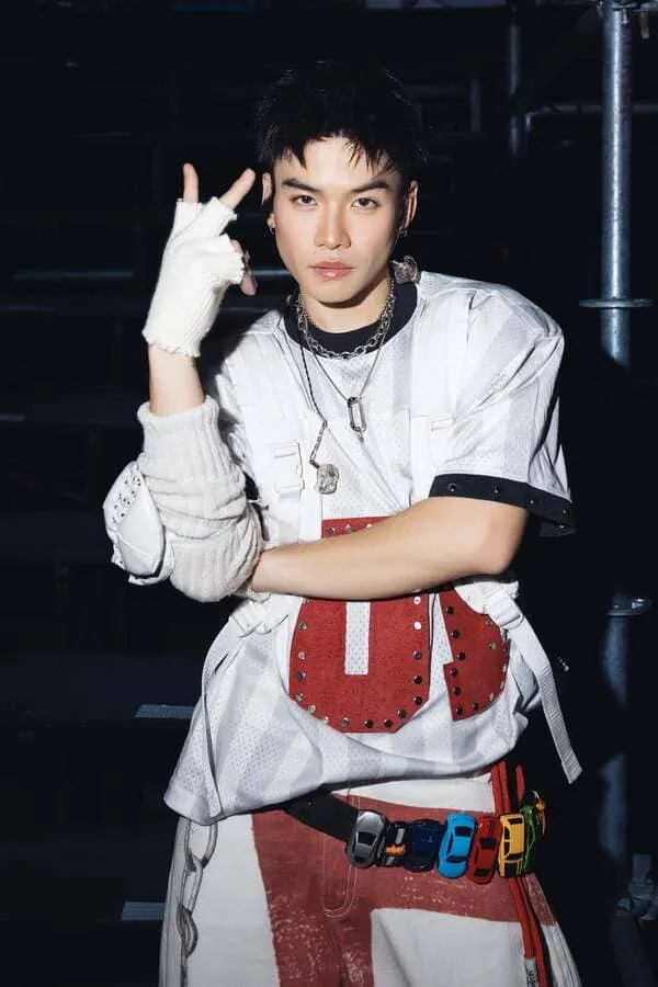 anh-the-thien-ngau-5 Ảnh Thể Thiên ngầu trong outfit thể thao trắng đỏ, thắt lưng gắn xe đồ chơi