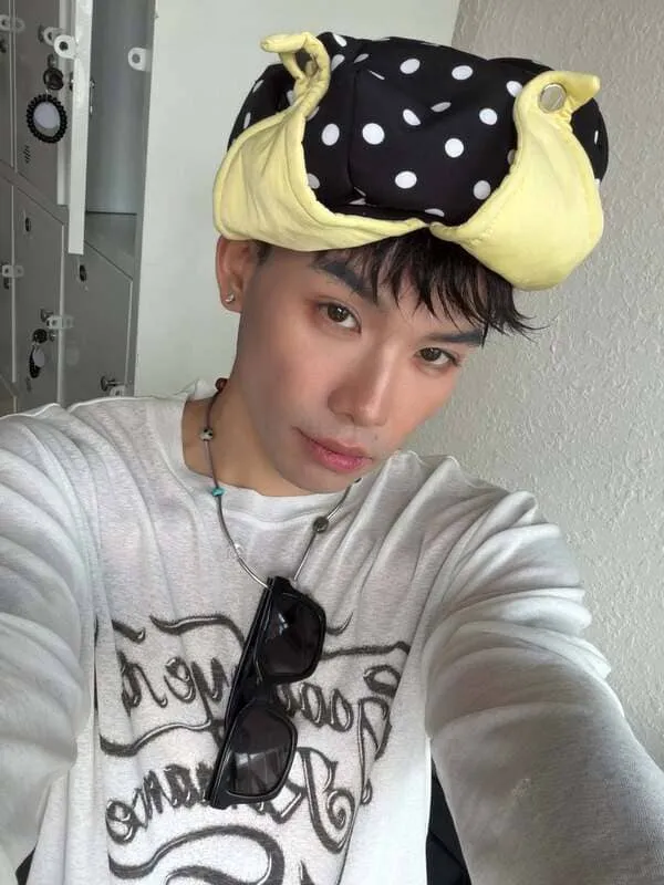 anh-the-thien-selfie-1 Ảnh Thể Thiên selfie với chiếc mũ vải chấm bi ngộ nghĩnh trên đầu