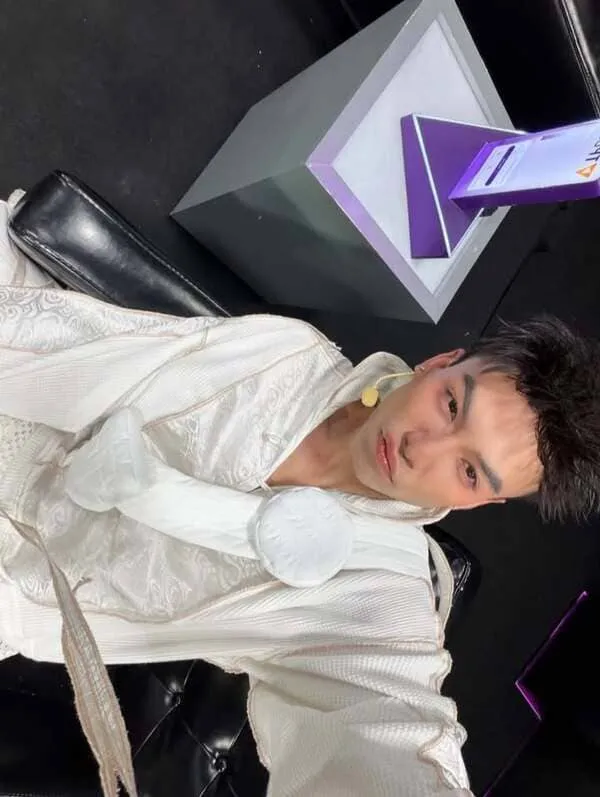 anh-the-thien-selfie-4 Thể Thiên selfie nằm nghiêng, diện áo trắng bồng bềnh bên bục sân khấu