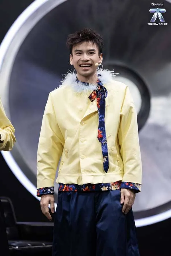 anh-the-thien-trong-tinh-ha-say-hi-4 Ảnh Thể Thiên cười rạng rỡ với áo khoác vàng viền lông trên sân khấu