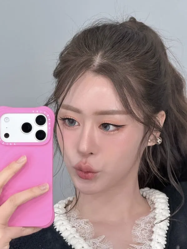 Bam Saralee Prasitdumrong selfie trước gương