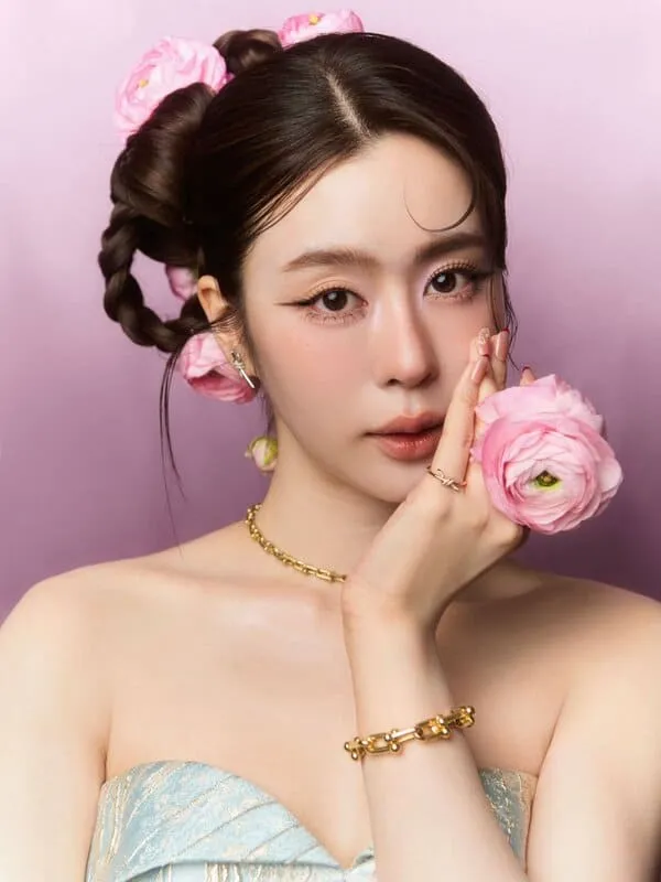 Bam Saralee Prasitdumrong với make up xinh đẹp