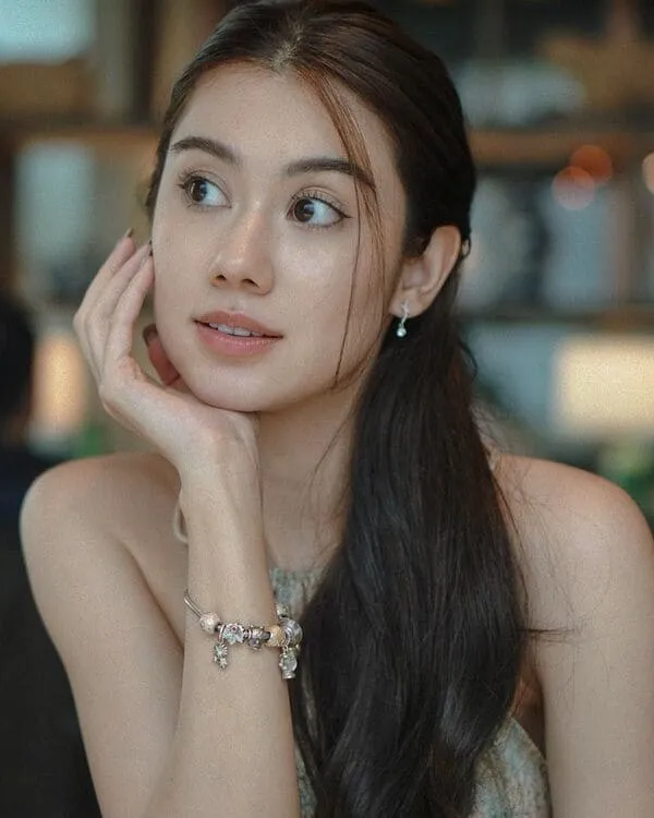 Ảnh Lena Lorena Schuett tạo dáng chống cầm