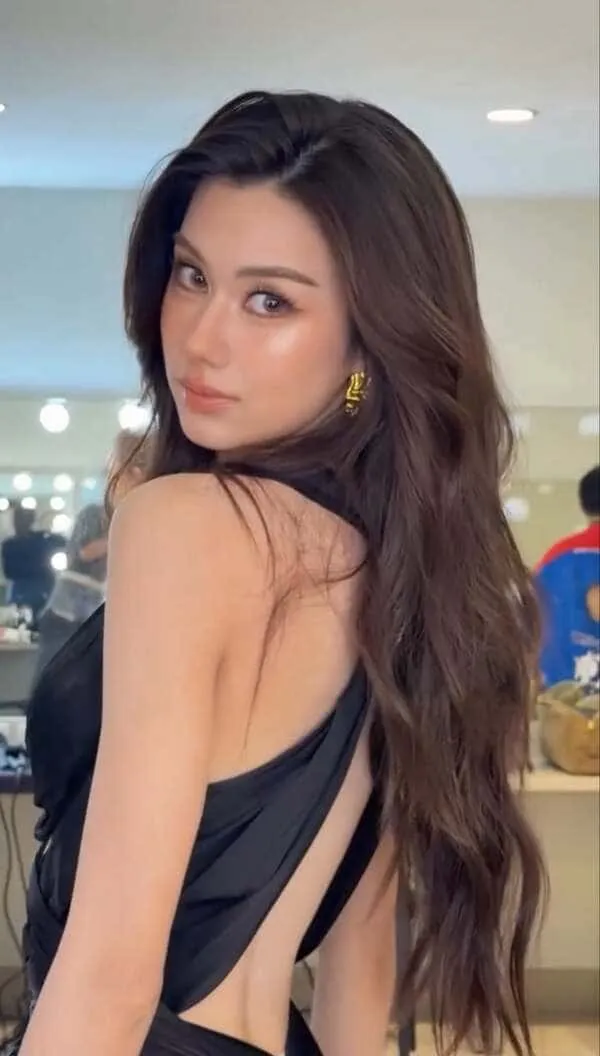 Ảnh Lena Lorena Schuett khoe lưng quyến rũ