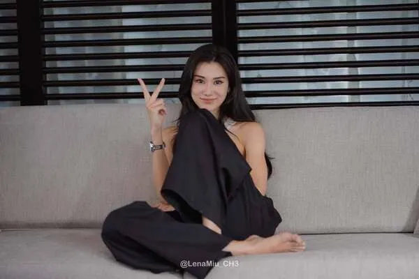 Lena Lorena Schuett tạo dáng V