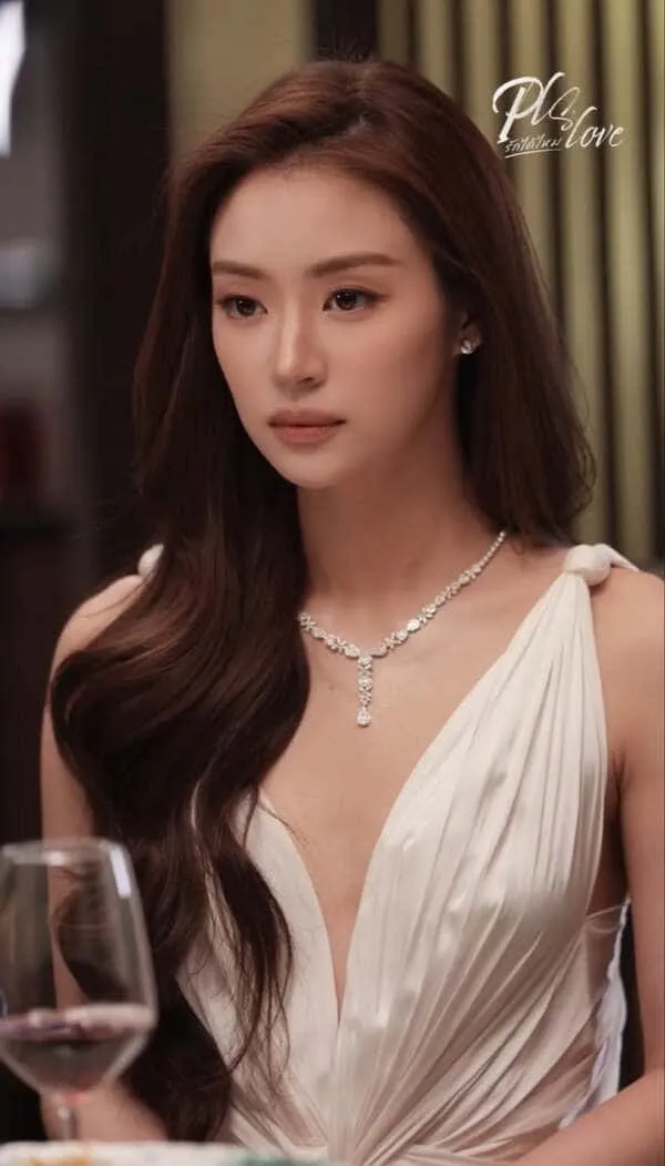 Miu Natsha Taechamongkalapiwat trong series Pls Love