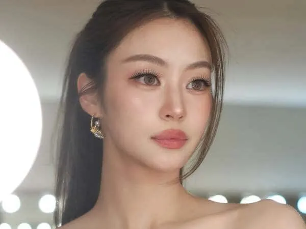 Miu Natsha Taechamongkalapiwat trước gương