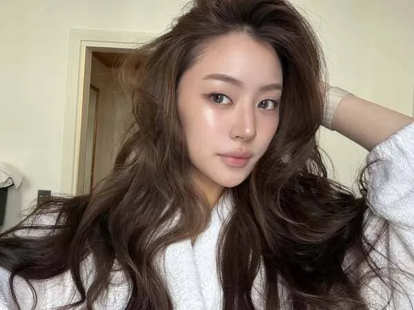 Miu Natsha Taechamongkalapiwat sở hữu gương mặt ưa nhìn
