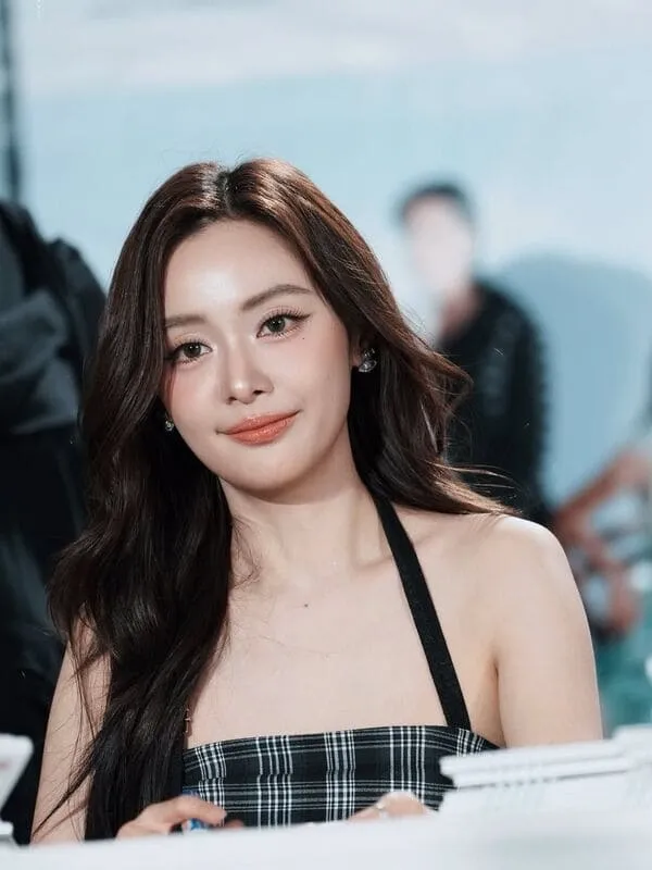Oom Eisaya Hosuwan trong buổi fansign