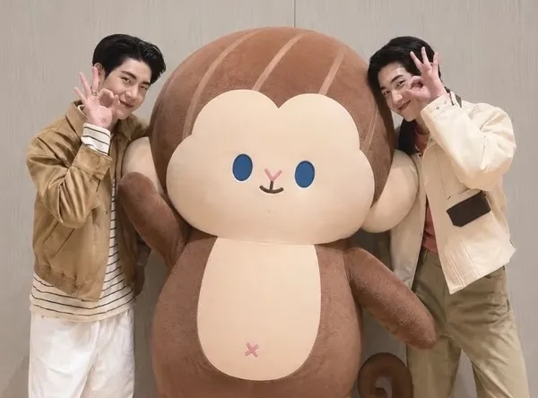 AlmondProgress chụp ảnh cùng mascot PonPon