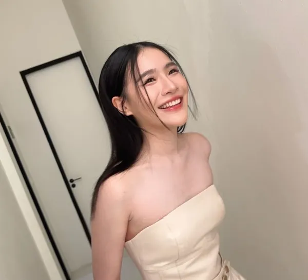 Aom Pundao Panyabaramee cười tươi trong chiếc váy trắng