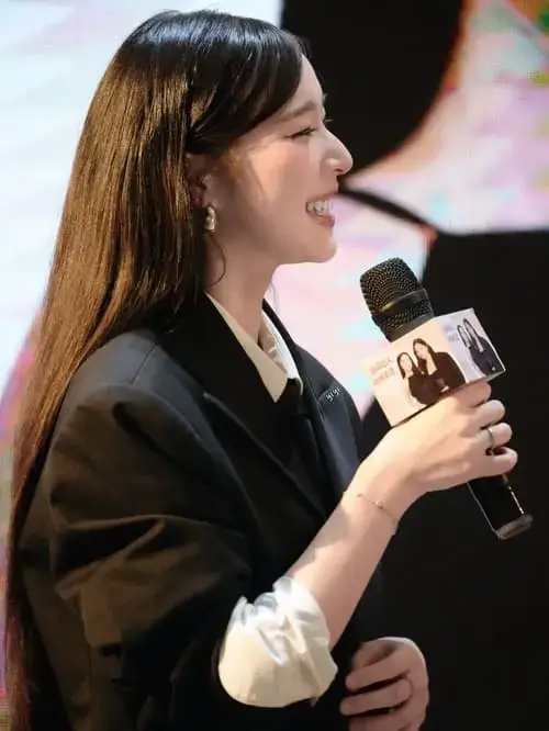 Aya Orapan Phongmaykin mặc vest đen giao lưu với fan