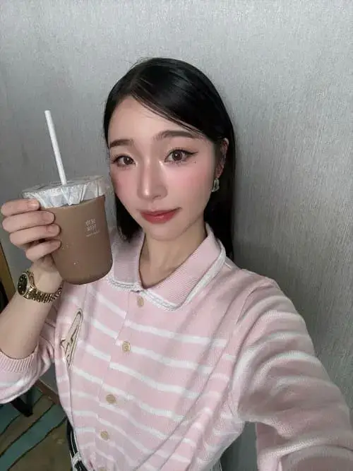 Aya Orapan Phongmaykin selfie với ly nước
