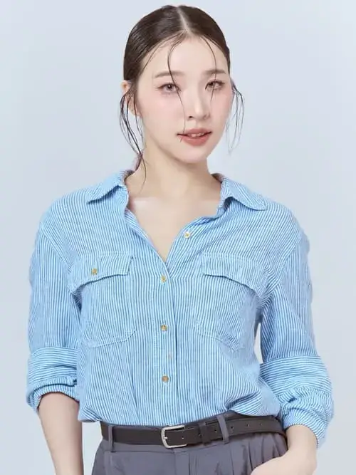 Aya Orapan Phongmaykin mặc áo sơ mi xanh