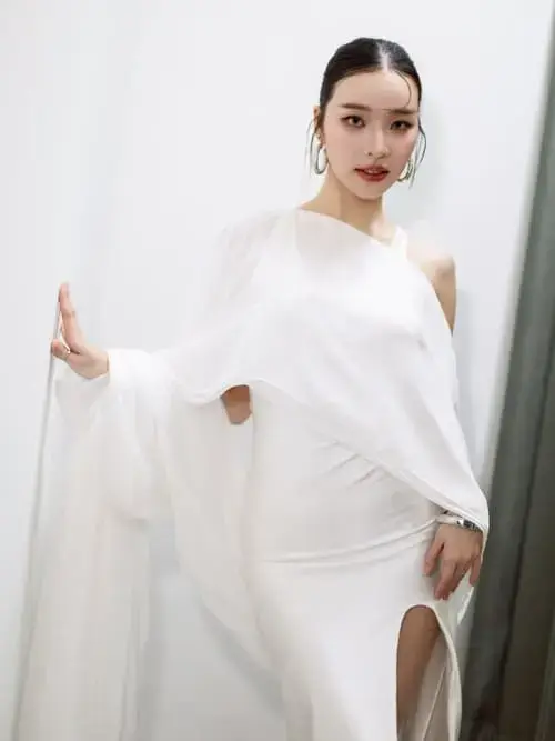 Aya Orapan Phongmaykin diện đầm trắng xinh đẹp
