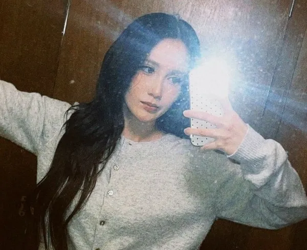 Chari Charisar selfie trước gương