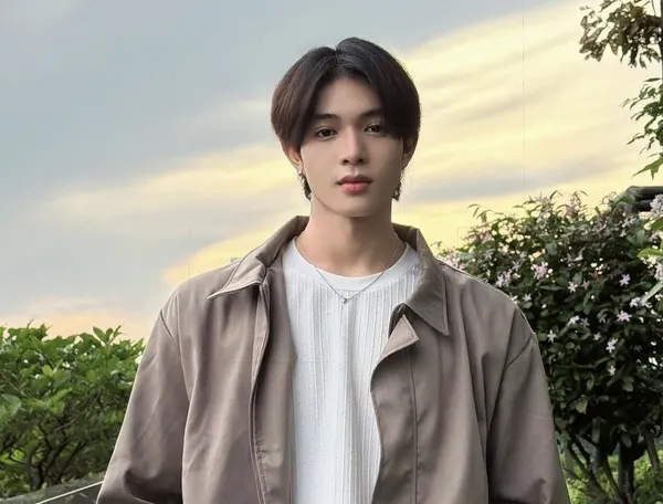 Chokun Puttipong chụp ảnh dưới hoàng hôn