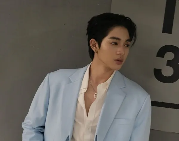 Chokun Puttipong Jitbut mặc vest lịch lãm