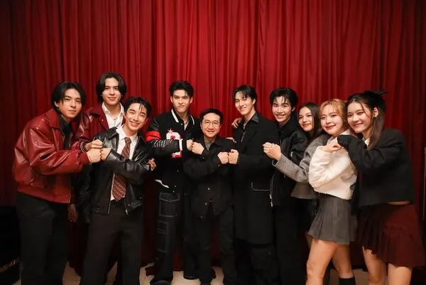 Diễn viên trong High School Frenemy chụp ảnh cùng pí Tha