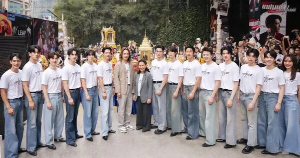 Dàn diễn viên trong Khemjira cúng khai máy