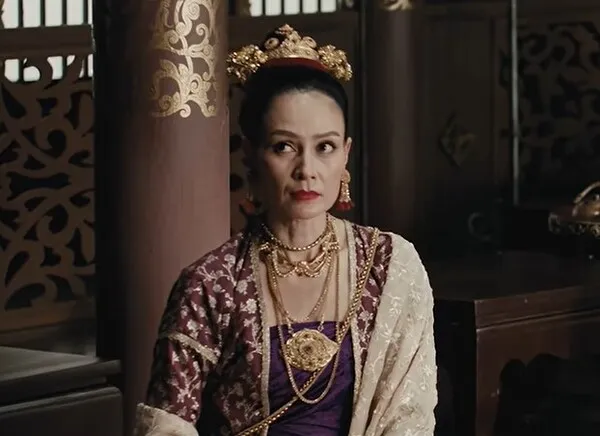 Um Apasiri đảm nhận vai Vương hậu Su-khantha