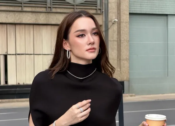 Diana Flipo diện áo đen cổ lọ