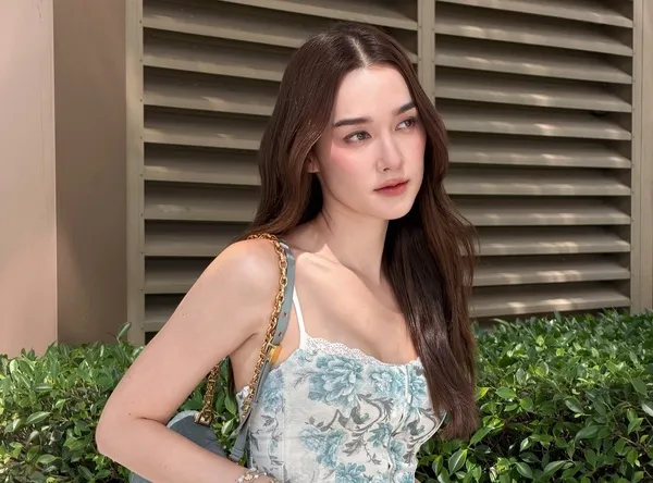 Diana Flipo chụp ảnh dưới nắng